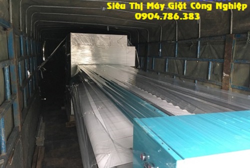 Máy giặt, máy sấy, máy là được vận chuyển vào xưởng giặt ở Quảng Bình