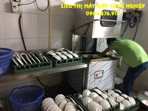 Máy rửa bát công nghiệp cho bếp ăn công nghiêp