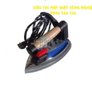 Bàn Là Với Đế Nặng Và Tay Cầm Gỗ Malkan UP23YBA