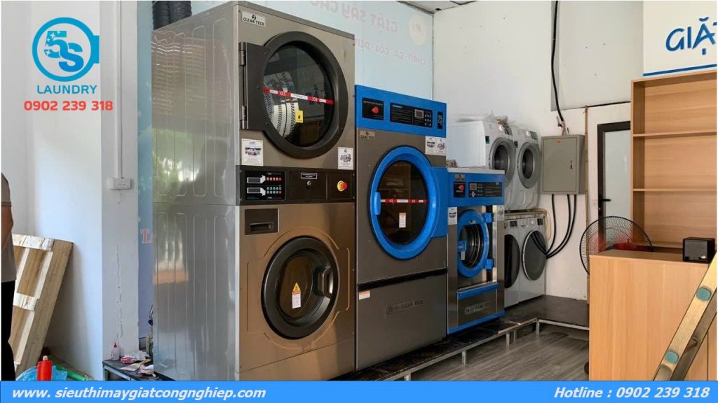Máy công nghiệp kết hợp với máy dân dụng được sắp gọn gàng khoa học.